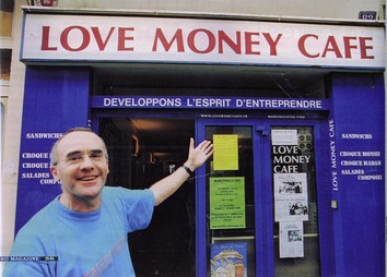 james le bistrotier devant la vitrine du love money café
